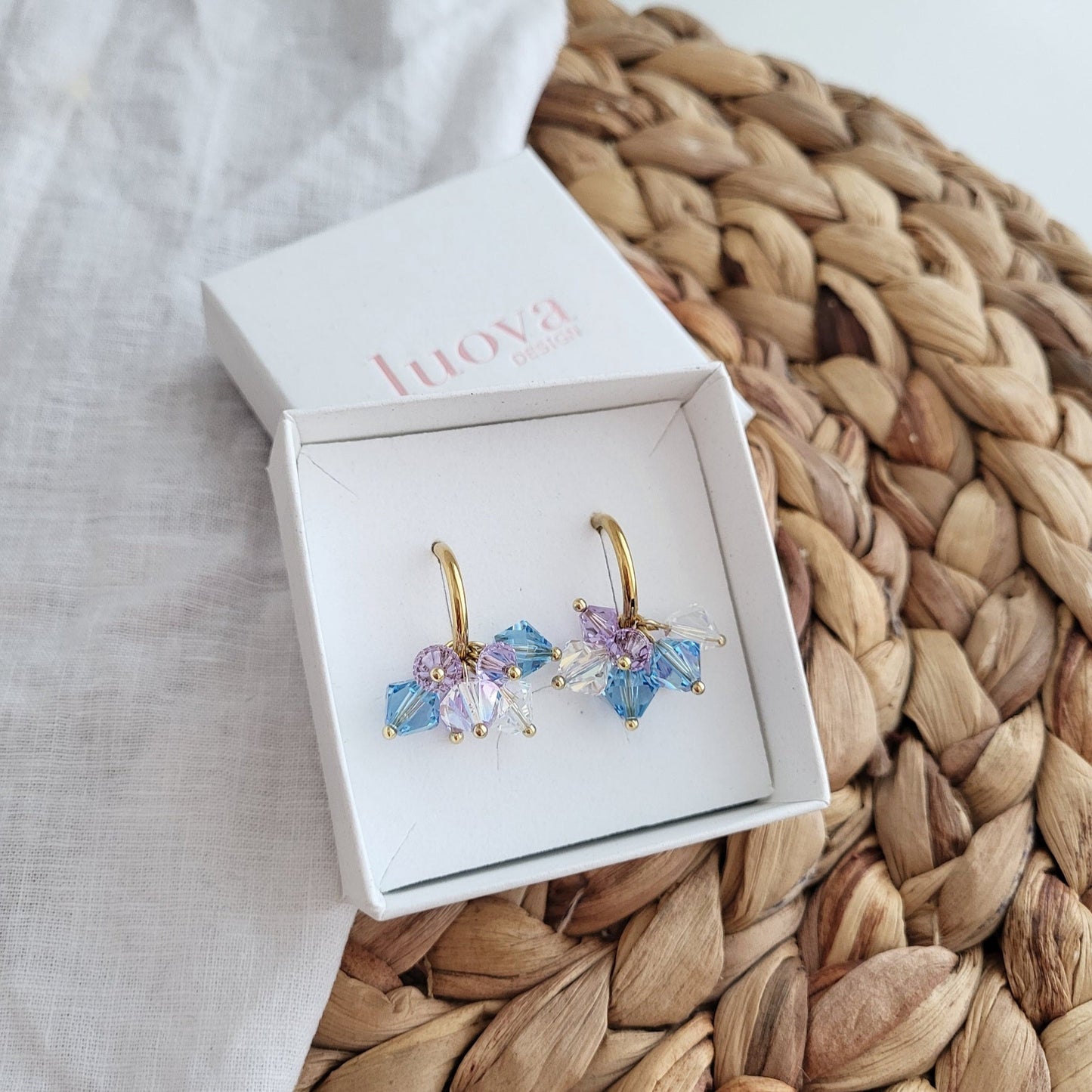 Lina huggie -renkaat, Swarovski kristallit