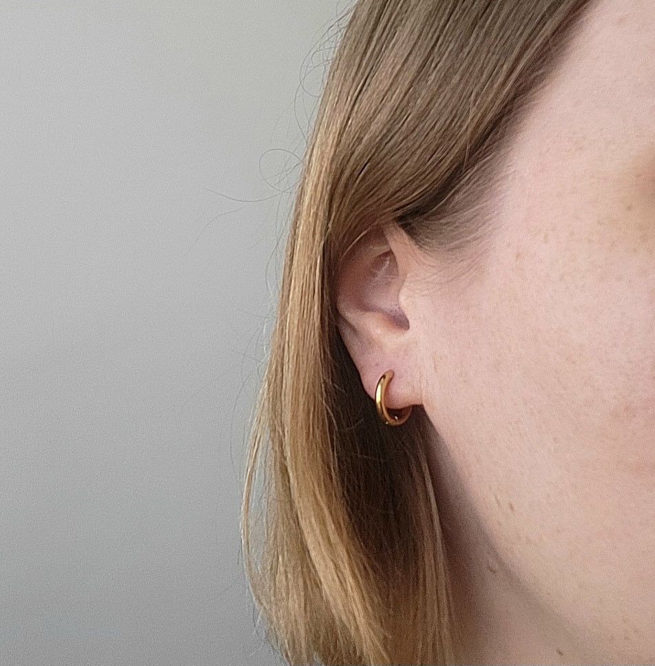 Elise huggie -renkaat 18k kultaus