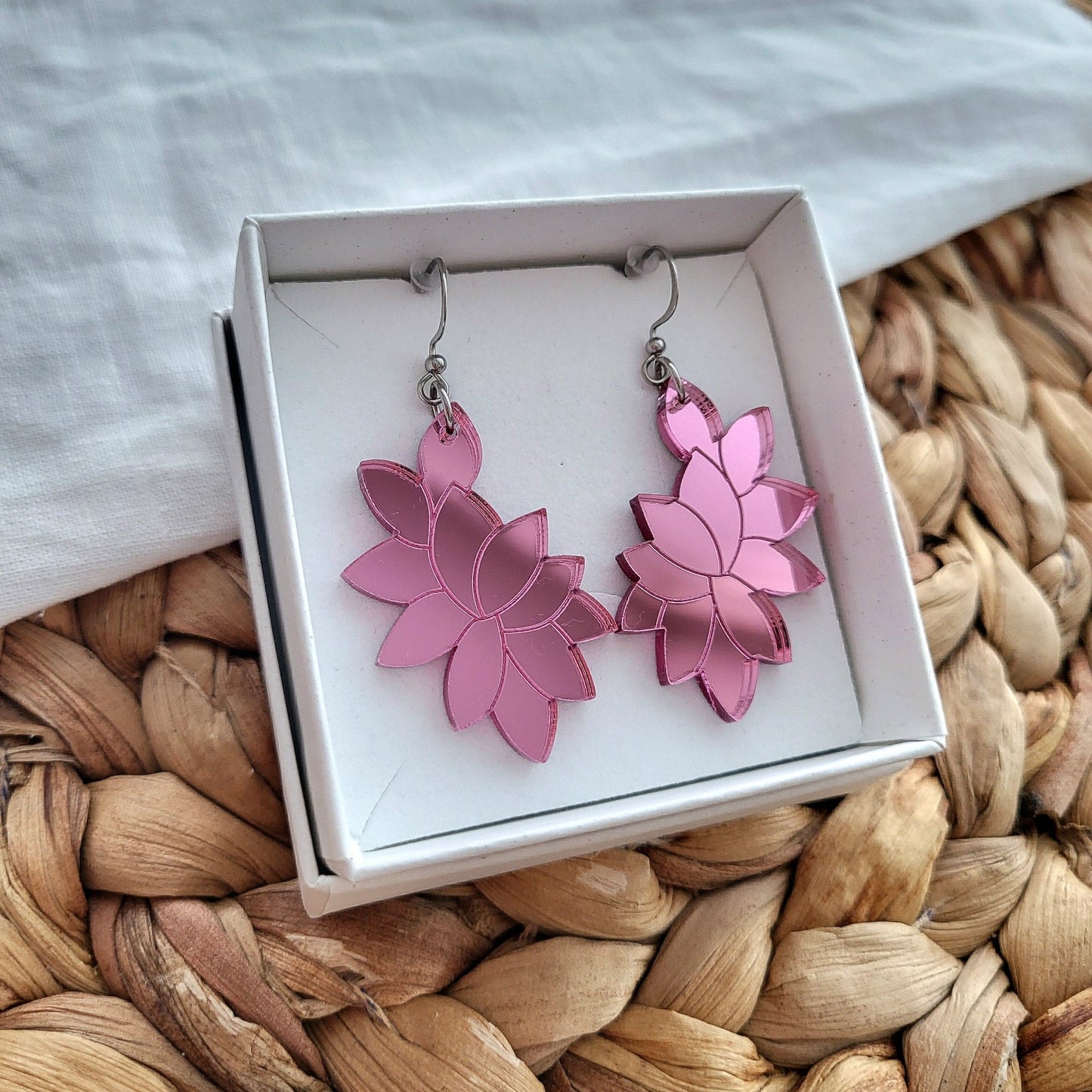 Valo akryylikorvakorut (useita värejä)