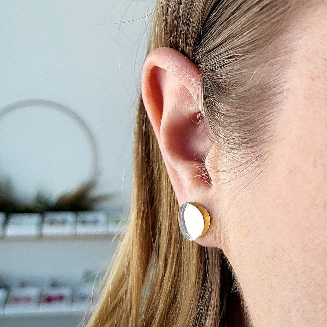 Loiste akryyliset nappikorvakorut (useita värejä)