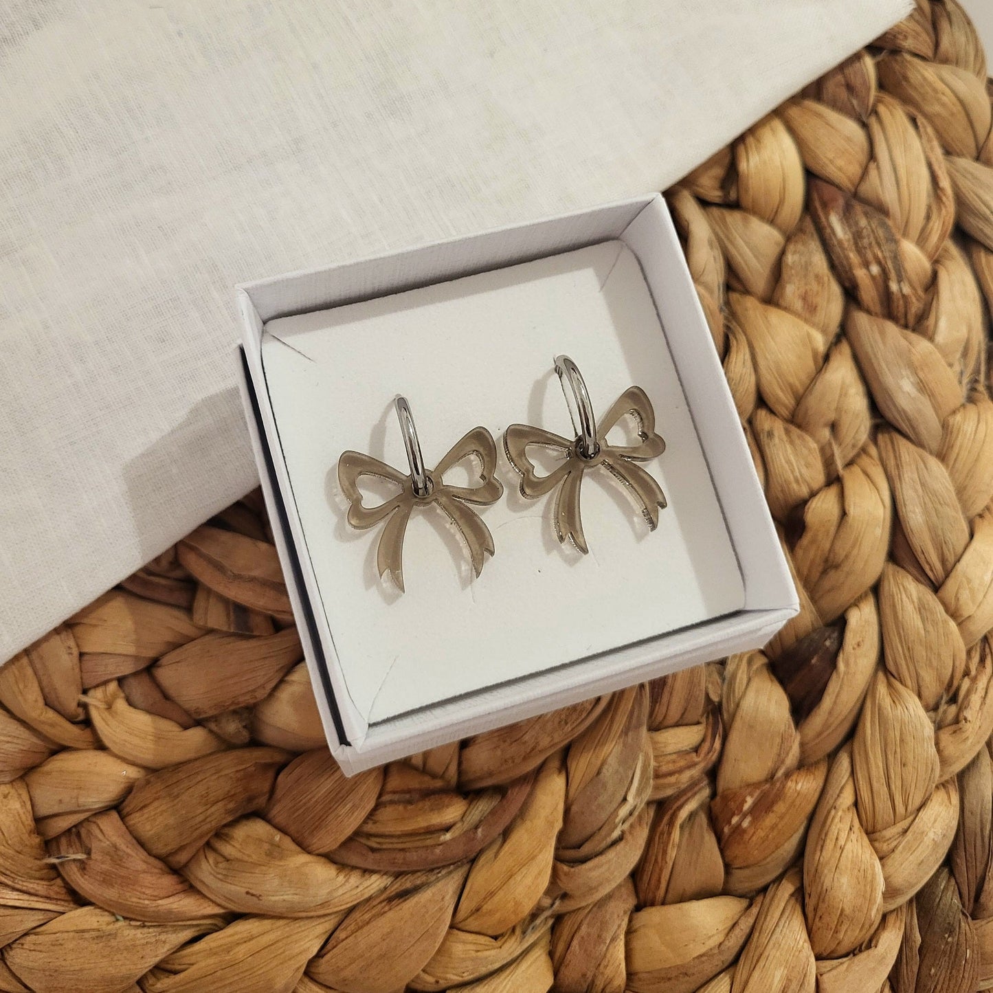 Rusetti korvakorut huggie -renkailla