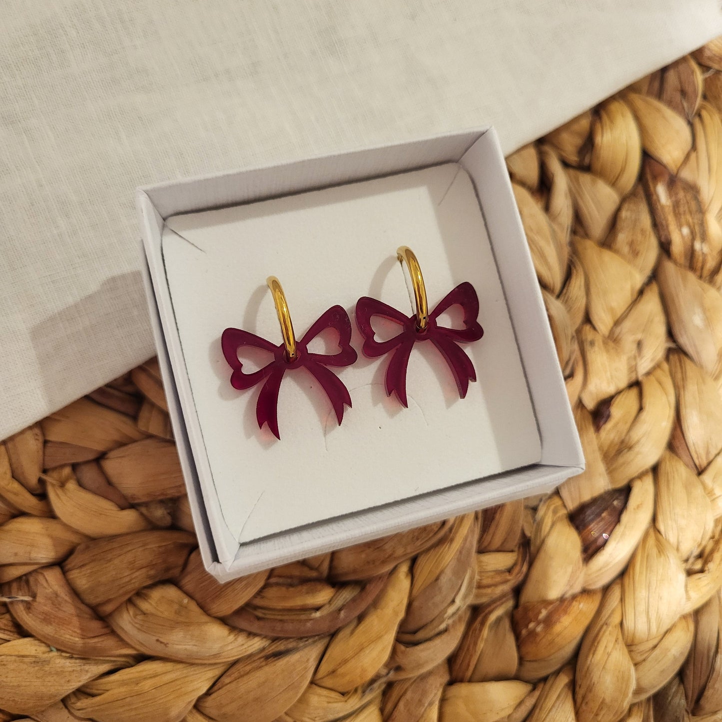 Rusetti korvakorut huggie -renkailla