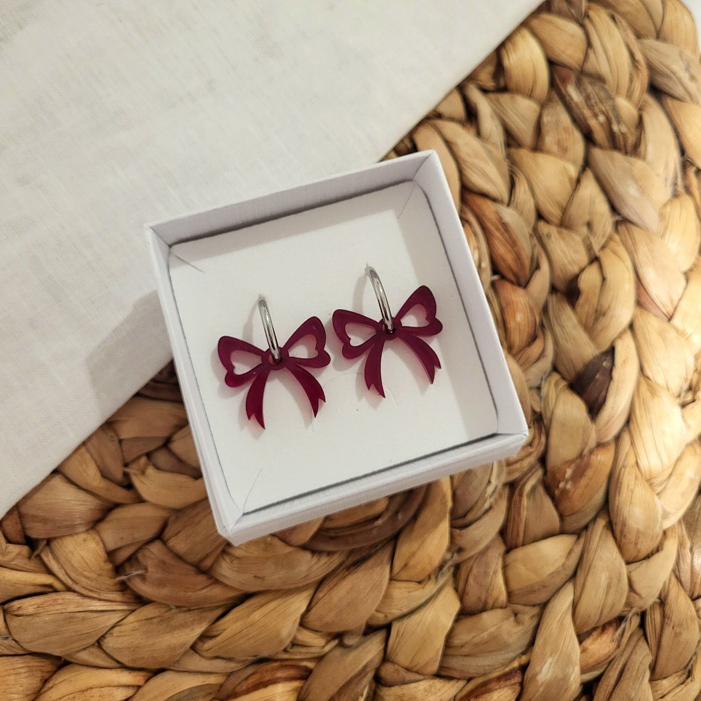 Rusetti korvakorut huggie -renkailla